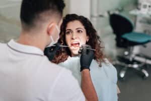בדיקה אצל רופא מומחה ליישור שיניים